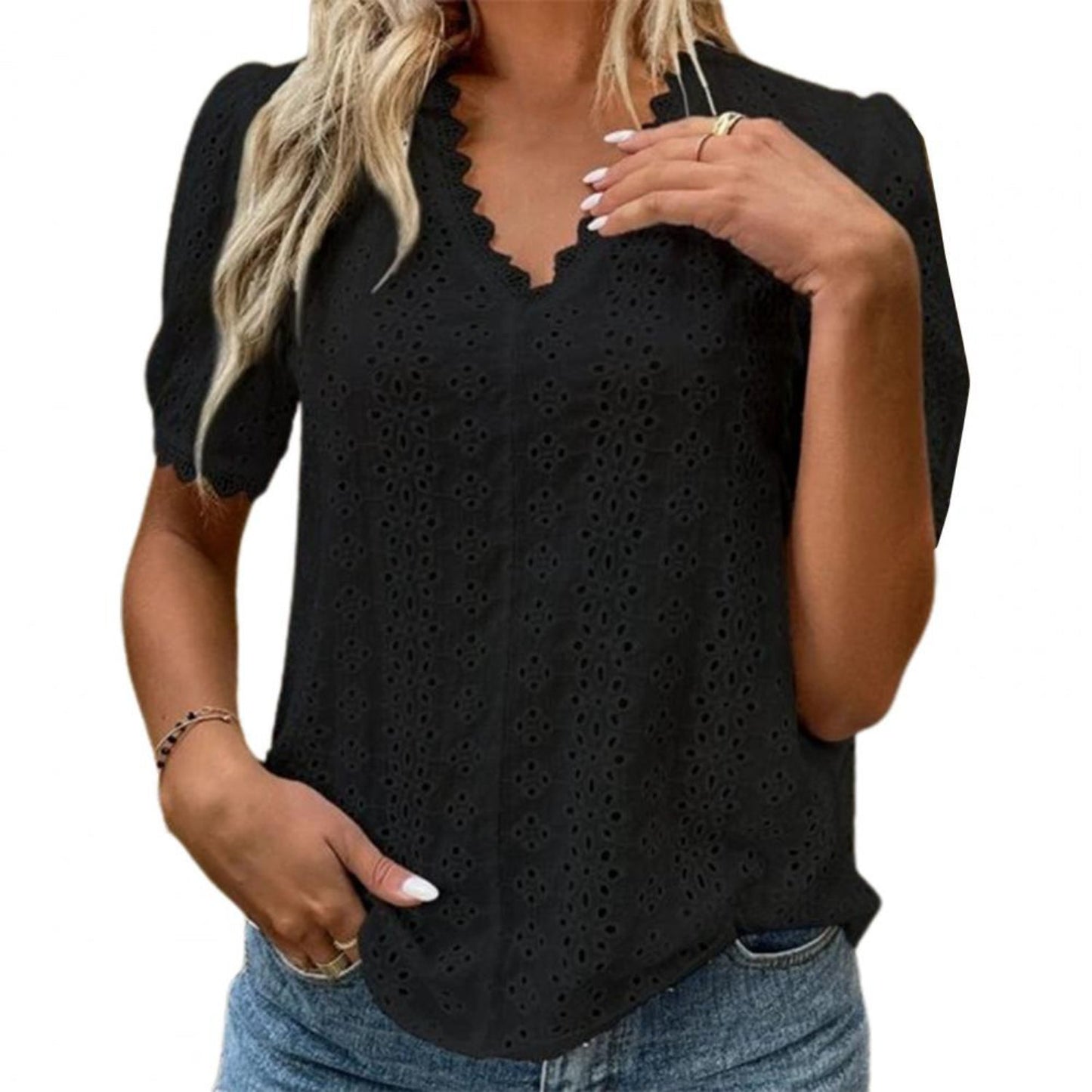 Gemaakt van hoogwaardig kant, combineert deze blouse verfijning met luchtigheid, waardoor je er stijlvol uitziet en je tegelijkertijd koel en comfortabel voelt tijdens warme zomerdagen.