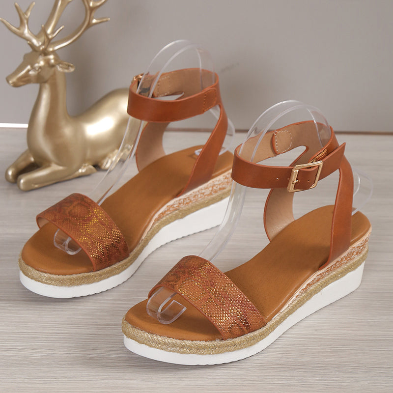 Deze sandalen zijn ontworpen om de perfecte balans te bieden tussen stijl en comfort, waardoor ze ideaal zijn voor elke zomerse gelegenheid.