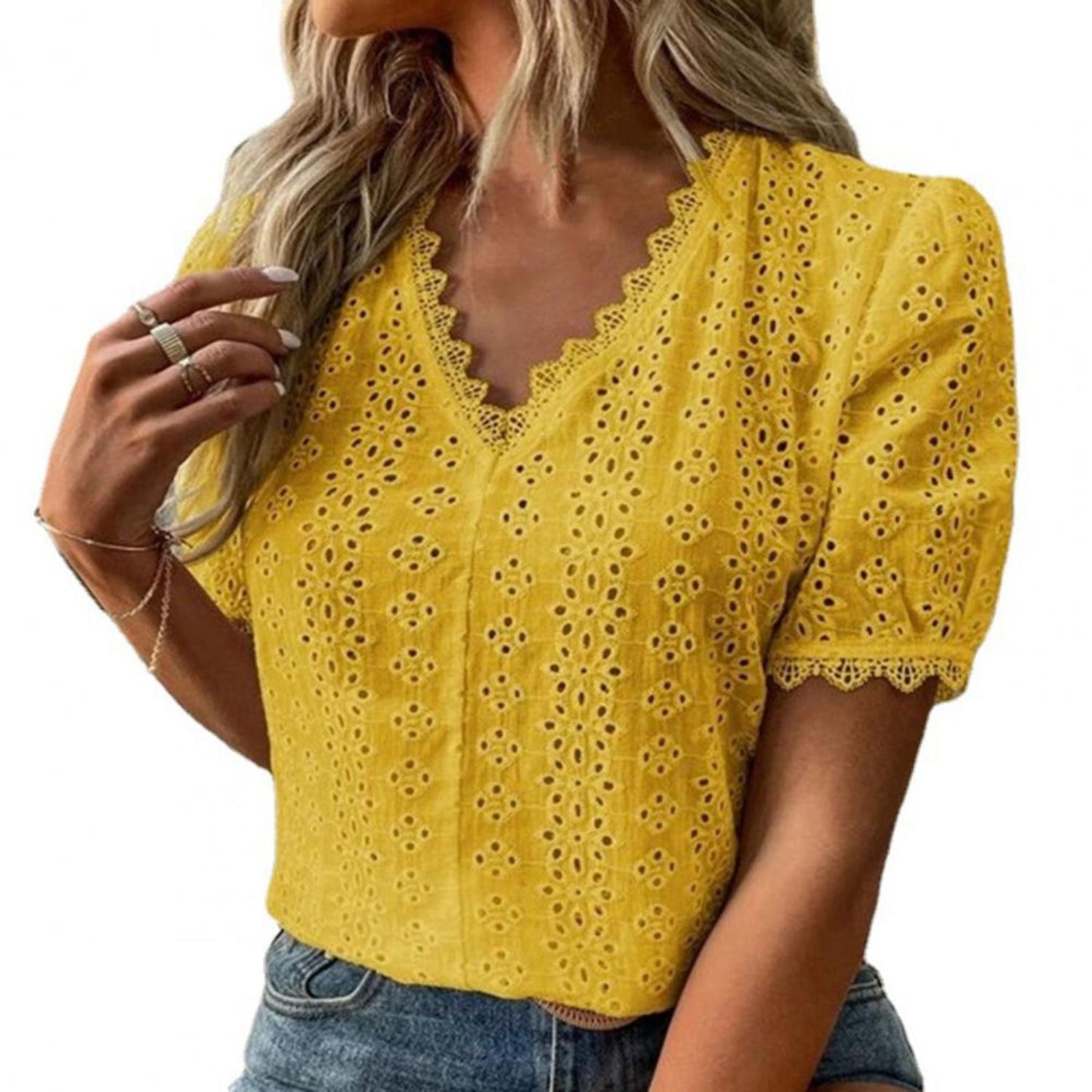 Gemaakt van hoogwaardig kant, combineert deze blouse verfijning met luchtigheid, waardoor je er stijlvol uitziet en je tegelijkertijd koel en comfortabel voelt tijdens warme zomerdagen.