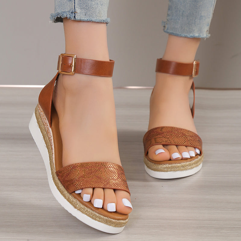 Deze sandalen zijn ontworpen om de perfecte balans te bieden tussen stijl en comfort, waardoor ze ideaal zijn voor elke zomerse gelegenheid.