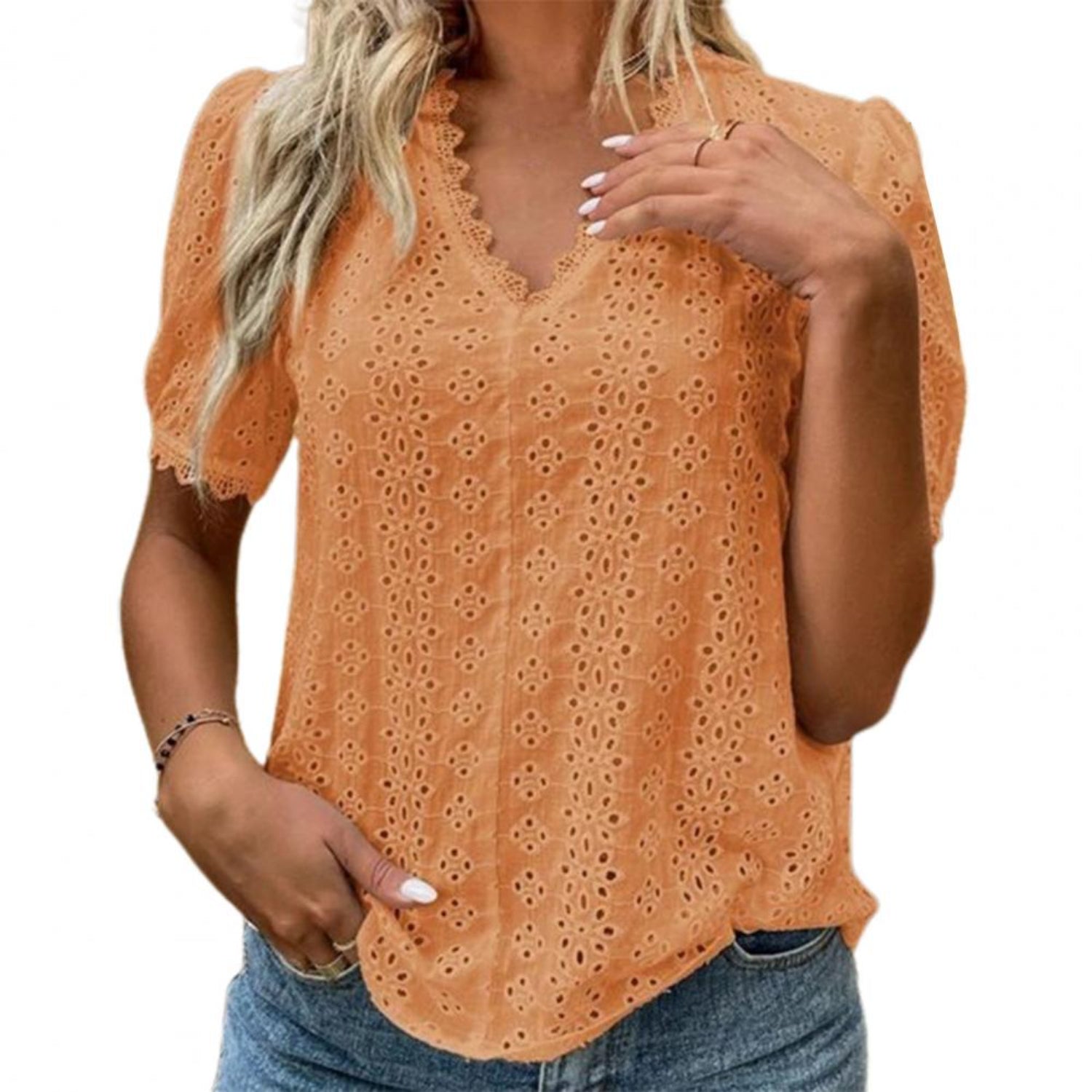 Gemaakt van hoogwaardig kant, combineert deze blouse verfijning met luchtigheid, waardoor je er stijlvol uitziet en je tegelijkertijd koel en comfortabel voelt tijdens warme zomerdagen.