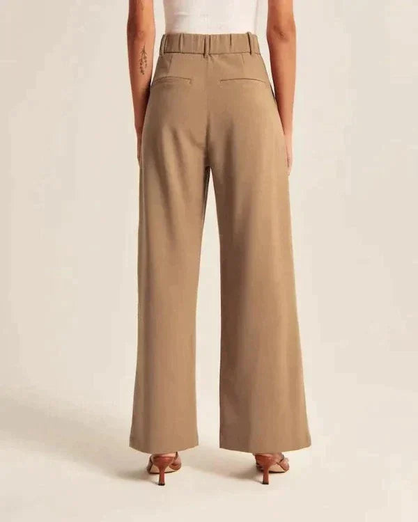 Perfect voor zowel zakelijke als casual gelegenheden, deze pantalon biedt een verfijnde look die je zelfverzekerd maakt, ongeacht de setting.