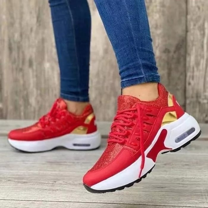 Model draagt orthopedsiche schoenen sneakers ondersteunend met witte zool sportschoenen rood