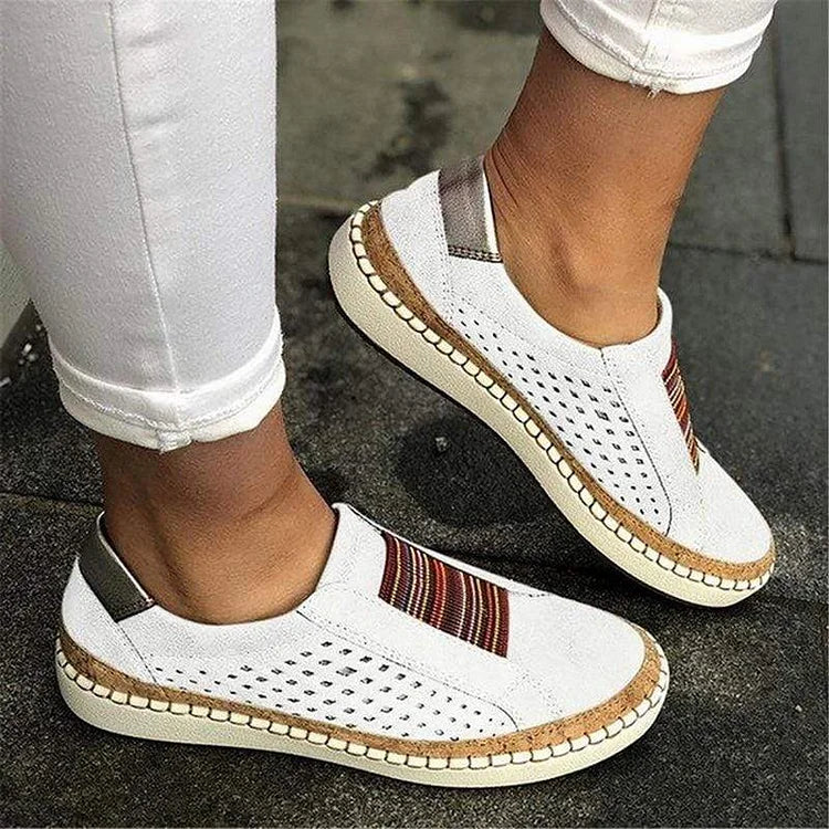 Model draagt ondersteunden orthopedische casual dames schoenen snealers flats vrouwen loafers instappers met elastische sluiting met witte zool wit