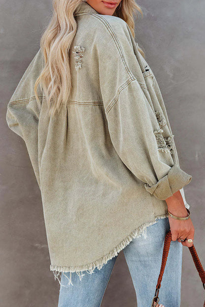 Model draagt licht groen denim jas gescheurd zomerjas spijkerjas dames oversized losse jas