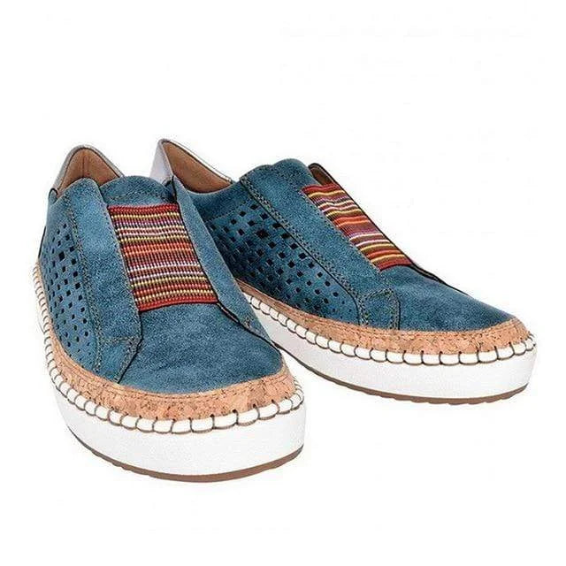 Model draagt ondersteunden orthopedische casual dames schoenen snealers flats vrouwen loafers instappers met elastische sluiting met witte zool blauw