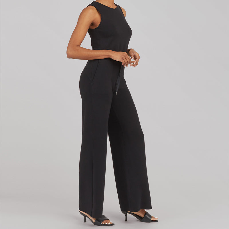 model draagt stijlvolle comfortabele jumpsuit met stretch elastische jumpsuit dames vrijetijdspak met wijde pijp en mouwloze top verstelbare striksluiting zwart