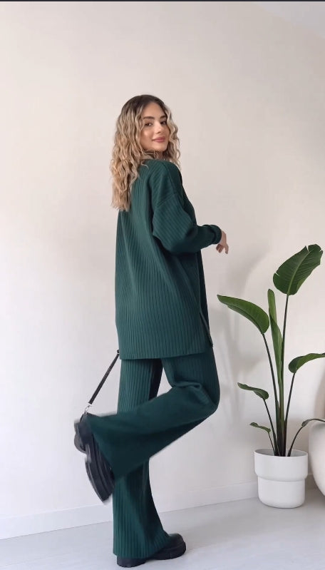 Comfortabele 2-Delige Gebreide Set - Dames aan bij model Groen met knopen comfortabel