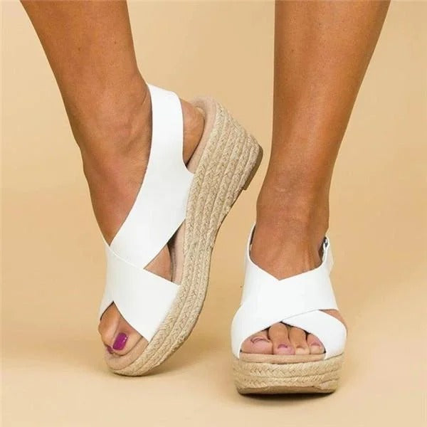 Deze elegante sandalen zijn ontworpen om je een verhoogde look te geven zonder in te leveren op comfort, ideaal voor warme dagen en avonden.