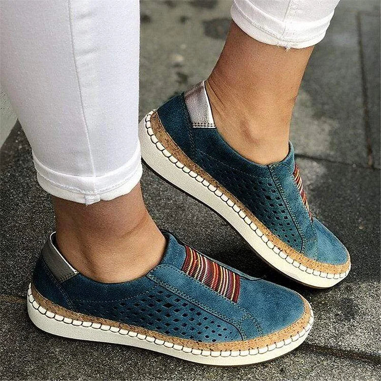 Model draagt ondersteunden orthopedische casual dames schoenen snealers flats vrouwen loafers instappers met elastische sluiting met witte zool blauw