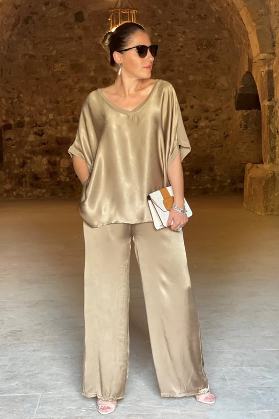 Ervaar luxe en comfort in combinatie met onze Chic Satin Set. Dit ensemble bestaat uit een comfortabele top en broek gemaakt van hoogwaardige satijnen stof, zodat je je verwend voelt terwijl je er moeiteloos chic uitziet.