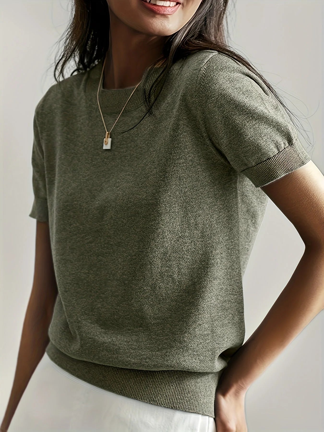 Model draagt Casual trui met korte mouwen voor lente en zomer voorjaar met ketting groen