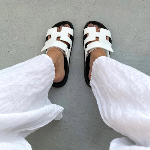 Perfect voor warme dagen en zwoele avonden, deze sandalen combineren comfort en elegantie voor een veelzijdige look die bij elke zomerse outfit past.