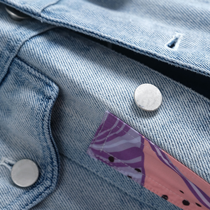 Dit modieuze denim jasje is niet alleen een must-have voor jouw zomergarderobe, maar biedt ook een perfecte mix van comfort en stijl.