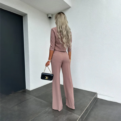 Model draagt Casual elegante 2-Delige set top lange mouwen Broek met hoge taille en wijde pijp knoopsluiting dames roze