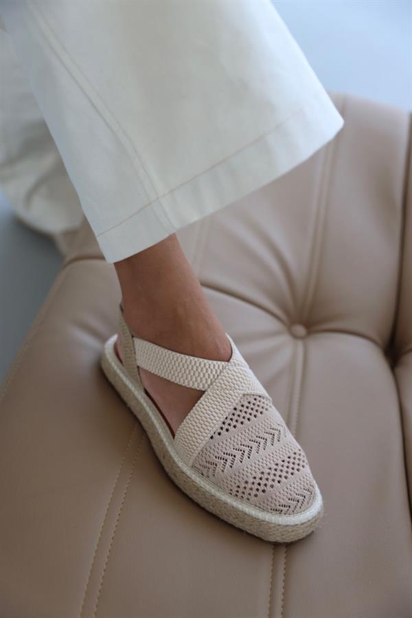 Deze sandalen zijn ideaal voor wie op zoek is naar een relaxte en toch trendy schoenoptie voor warme dagen.