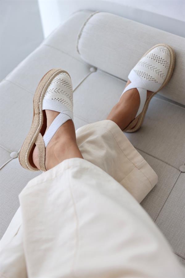 Deze sandalen zijn ideaal voor wie op zoek is naar een relaxte en toch trendy schoenoptie voor warme dagen.