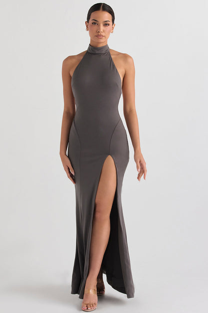 Deze prachtige maxi jurk is gemaakt van glanzende satijn en heeft een fishtail-ontwerp dat je figuur flatteert, terwijl de gedurfde split een vleugje sensualiteit toevoegt.