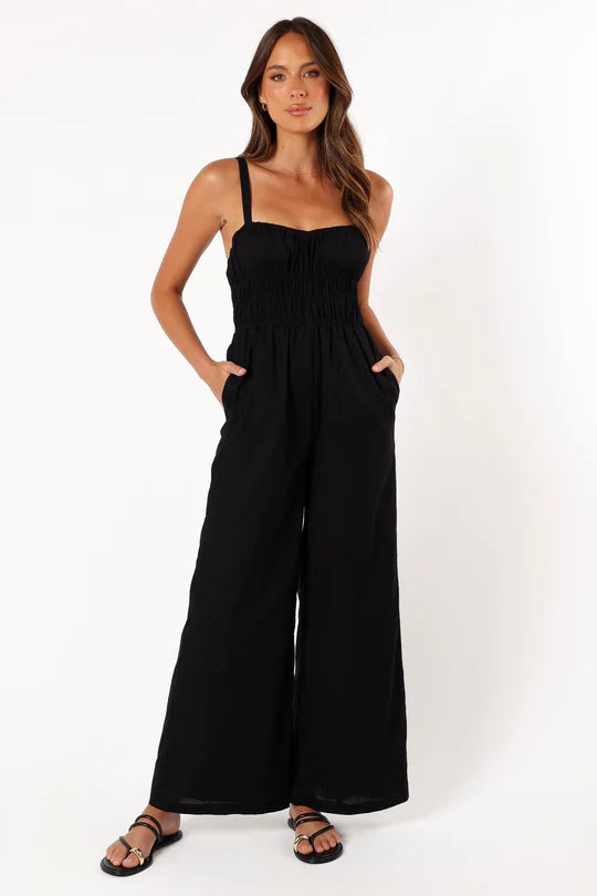 Model draagt Mouwloze Jumpsuit Met Wijde Pijpen stretch comfortabel zomer lente voorjaar outfit sandalen zwart