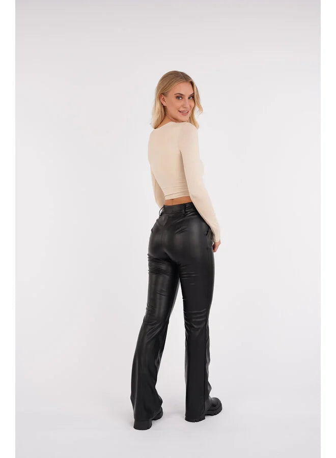 Model draagt Stijlvolle Leren Flare Broek Dames vanaf achterkant