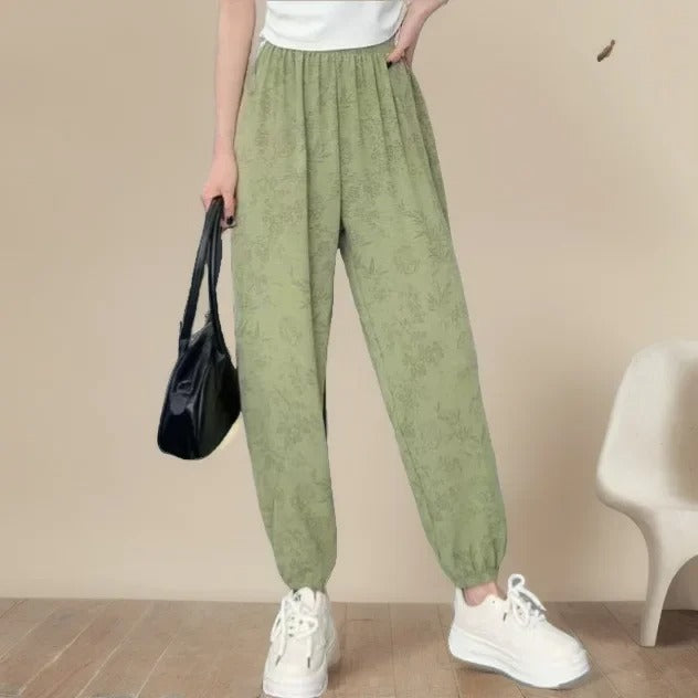 Deze broek biedt niet alleen comfort, maar ook veelzijdigheid en stijl, waardoor het een must-have item is voor je zomergarderobe.