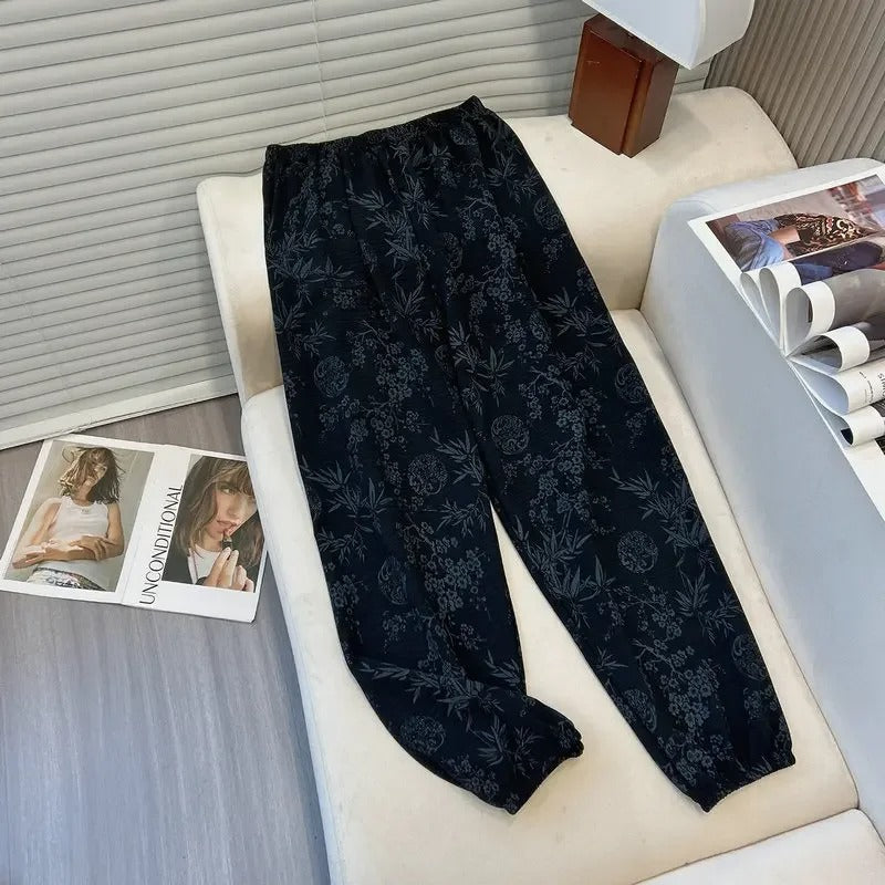 Deze broek biedt niet alleen comfort, maar ook veelzijdigheid en stijl, waardoor het een must-have item is voor je zomergarderobe.