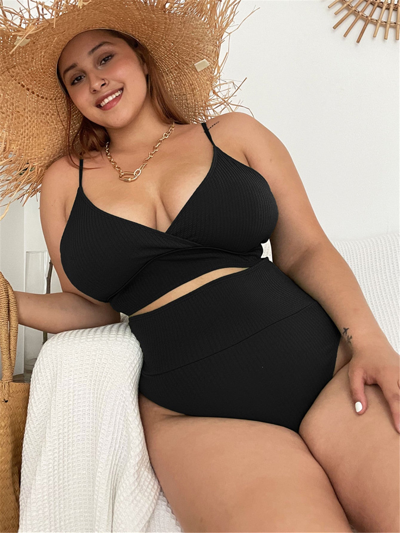 Gemaakt van hoogwaardige materialen voor duurzaamheid en langdurig comfort, is deze bikini set de perfecte keuze voor een modieuze en ontspannen zomer.