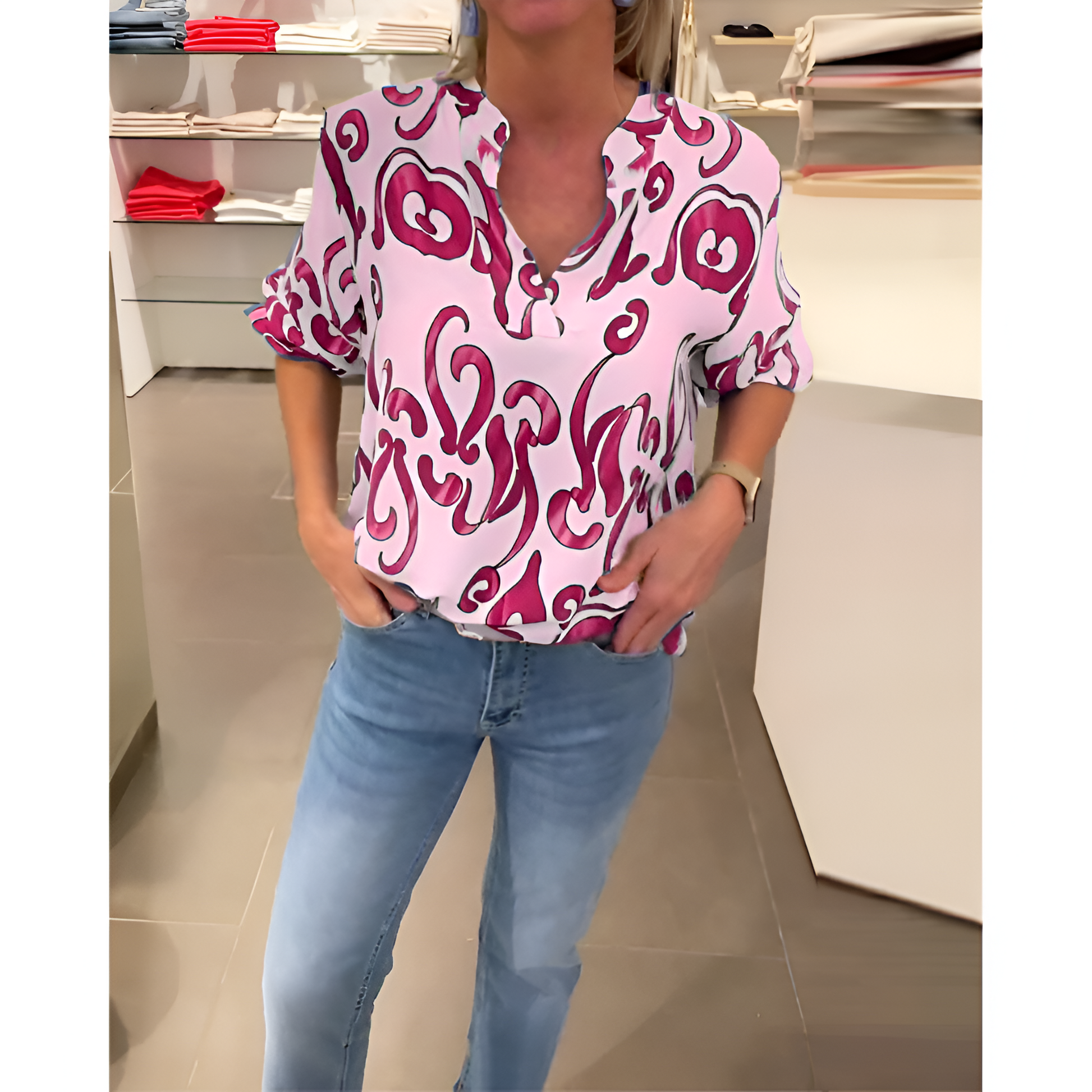 Deze blouse is ontworpen om zowel modieus als comfortabel te zijn, perfect voor warme zomerdagen.