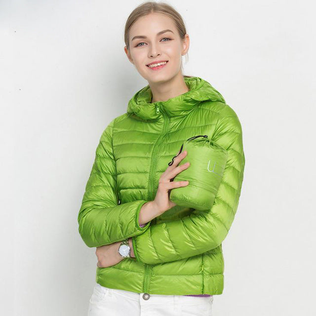 Verhoog je zomerstijl met onze lichtgewicht zomerjas voor dames. Deze jas is gemaakt voor comfort en stijl en is de perfecte outerwear voor warmere dagen.