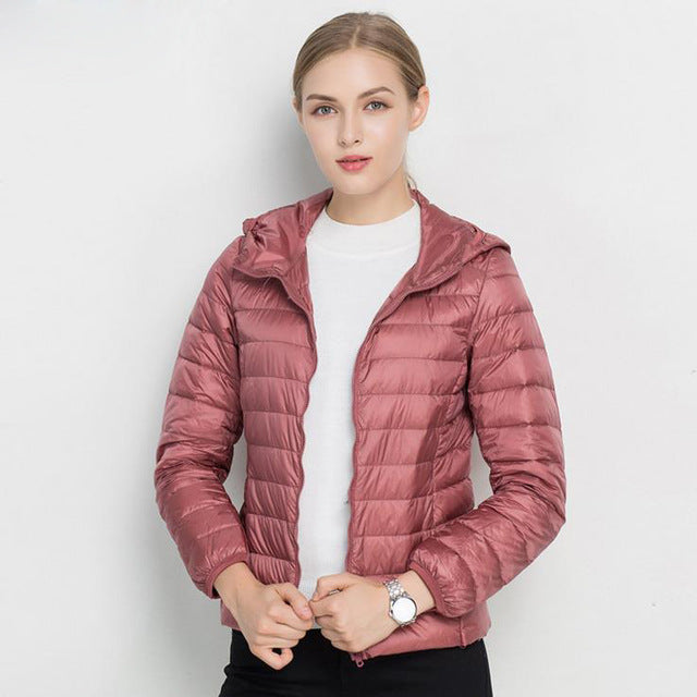 Verhoog je zomerstijl met onze lichtgewicht zomerjas voor dames. Deze jas is gemaakt voor comfort en stijl en is de perfecte outerwear voor warmere dagen.