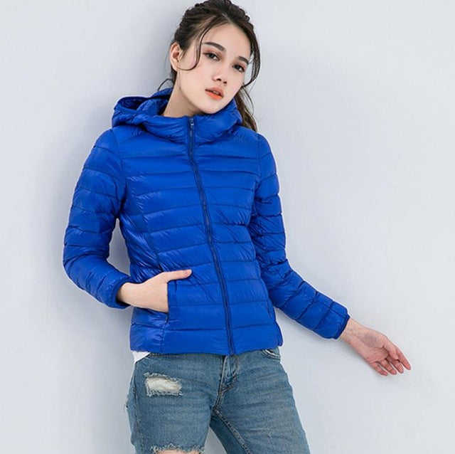 Verhoog je zomerstijl met onze lichtgewicht zomerjas voor dames. Deze jas is gemaakt voor comfort en stijl en is de perfecte outerwear voor warmere dagen.