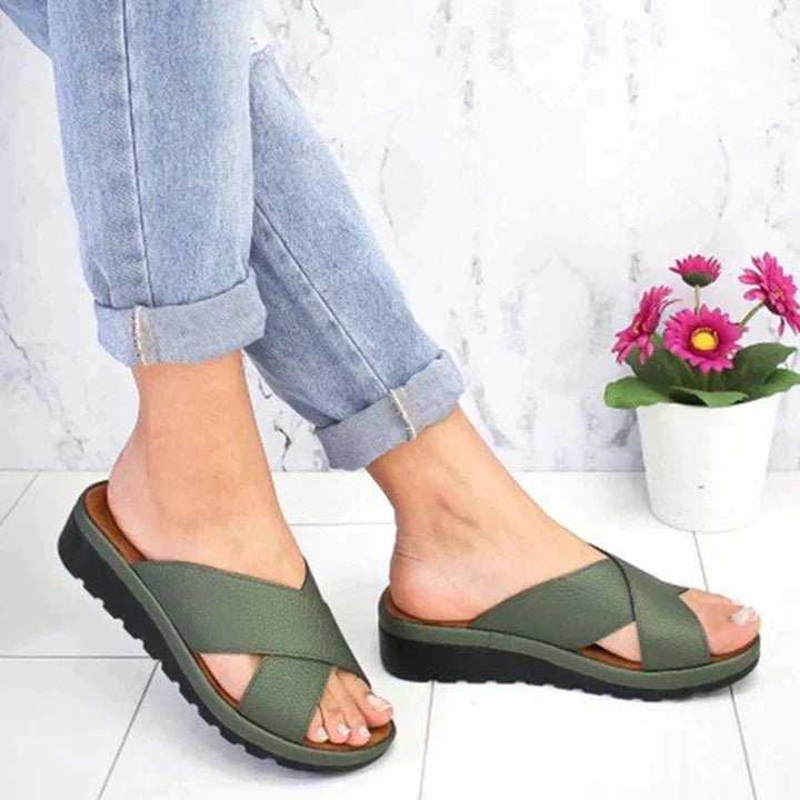 Model draagt  Casual Trendy Orthopedische Sandalen schoenen slippers teenslippers groen blauwe denim jeans