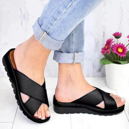 Model draagt  Casual Trendy Orthopedische Sandalen schoenen slippers teenslippers zwart blauwe denim jeans