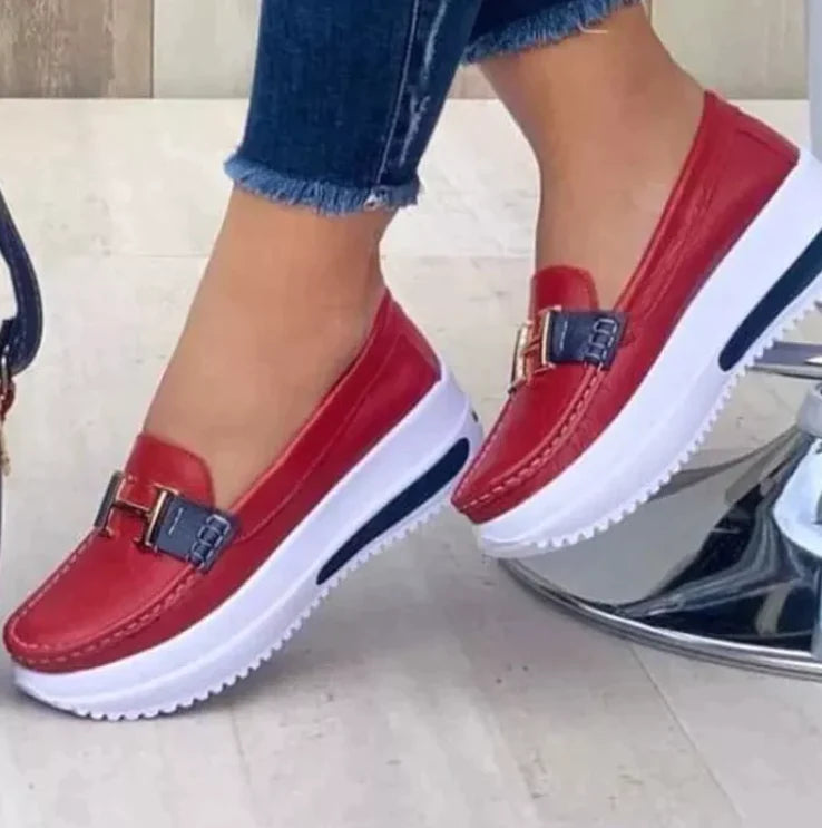 Model draagt Orthopedische loafers sneakers instappers schoenen voor dames met H logo rood