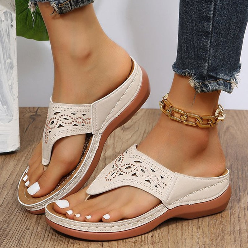 Stap in stijl deze zomer met onze vrouwen sandalen met hakje, ontworpen om comfort en elegantie te bieden tijdens warme dagen.