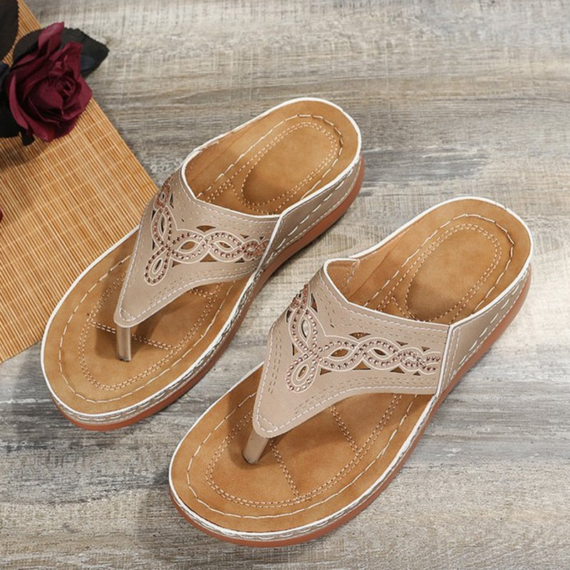 Stap in stijl deze zomer met onze vrouwen sandalen met hakje, ontworpen om comfort en elegantie te bieden tijdens warme dagen.