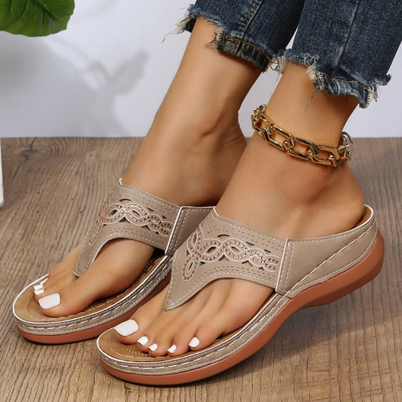 Stap in stijl deze zomer met onze vrouwen sandalen met hakje, ontworpen om comfort en elegantie te bieden tijdens warme dagen.